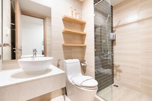 2 Bedroom Apartment with Balony | Badeværelse | Bruser, brusehoved med hydromassage, hårtørrer, hjemmesko
