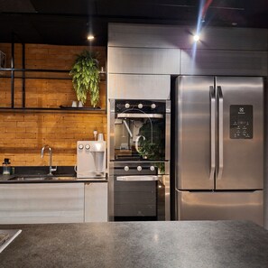 Full-size fridge, cookware/dishes/utensils, cleaning supplies - RioDowntown Hub by RNC Flats (Rio de Janeiro)