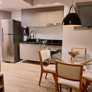 Monolocale Deluxe | Cucina privata | Frigorifero con congelatore, pentole/stoviglie/utensili