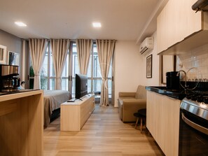 Refrigerador con freezer, utensilios de cocina, artículos de limpieza