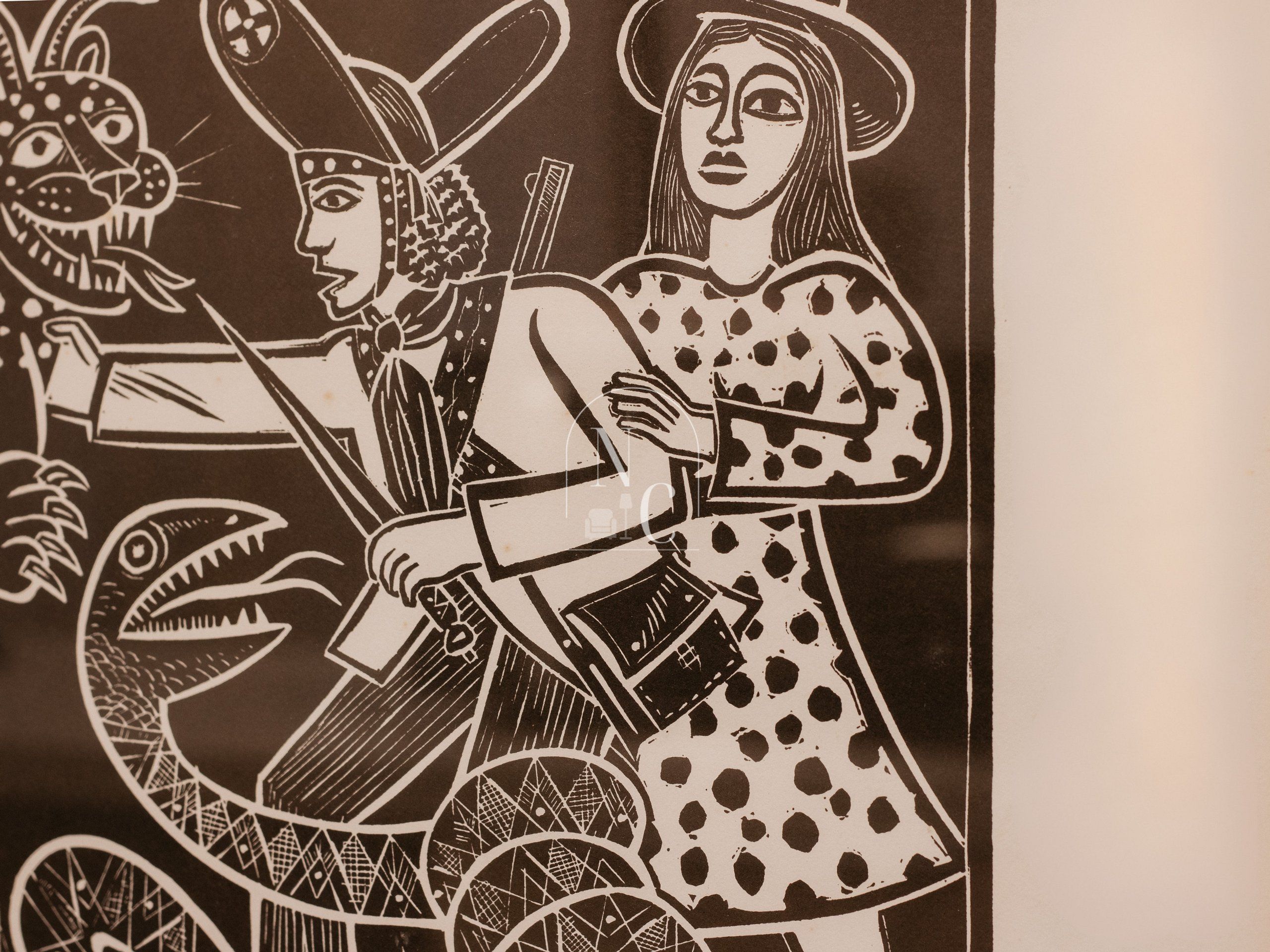 Une illustration monochrome représentant deux personnages vêtus d’une robe à motifs et d’un chapeau, le tout entouré de formes abstraites.