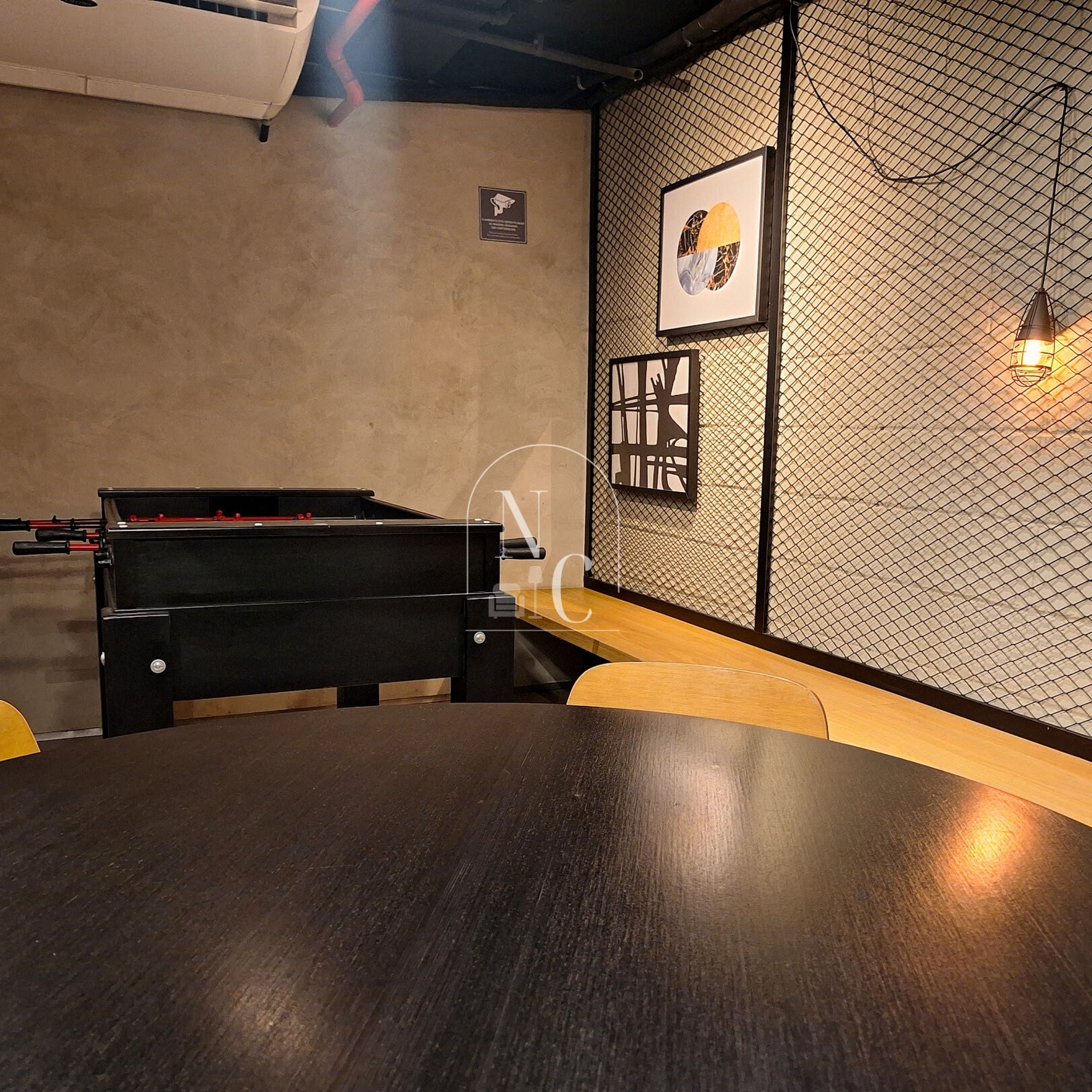 Une pièce avec une table de billard, un piano et une table ronde.