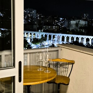 Outdoor dining - RioDowntown Hub by RNC Flats (Rio de Janeiro)