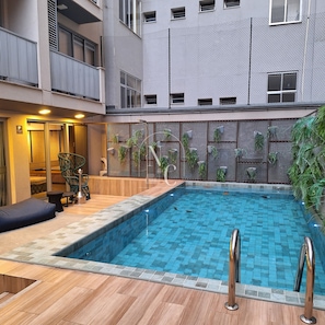 สระว่ายน้ำกลางแจ้ง