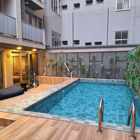 Una piscina al aire libre