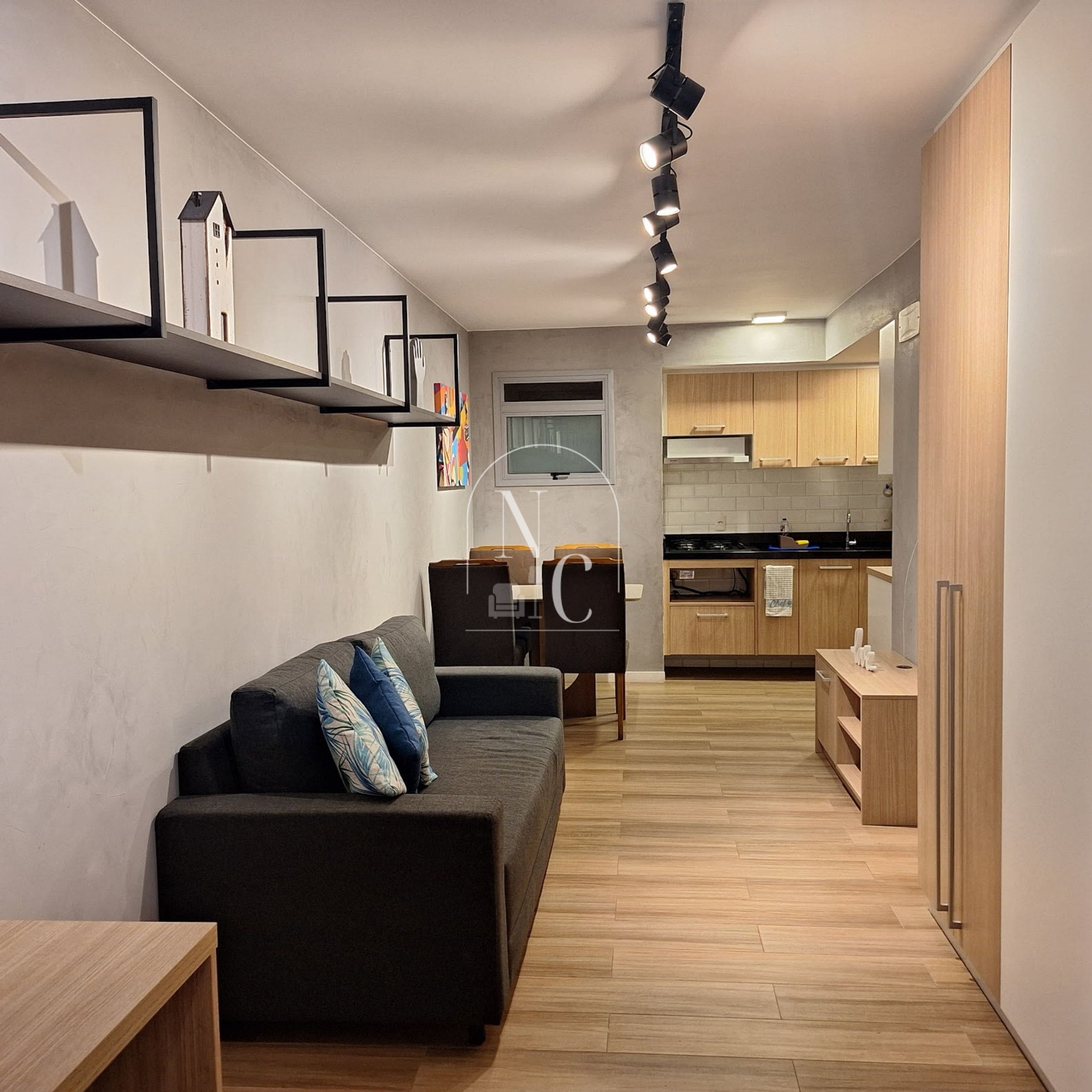 Une cuisine moderne avec des meubles en bois et un plan de travail noir.