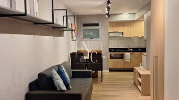 Une cuisine moderne avec des meubles en bois et un plan de travail noir.