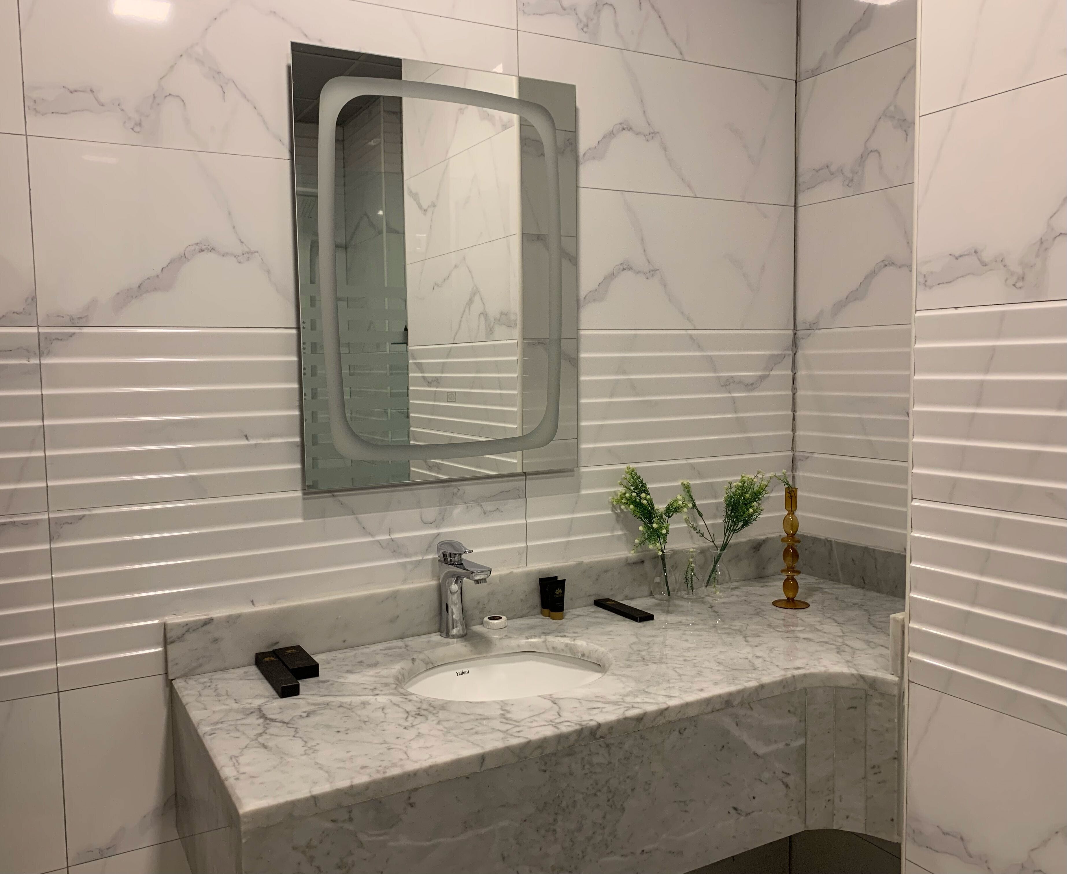 Habitación Deluxe | Baño | Artículos de higiene personal gratuitos, secador de pelo y albornoces