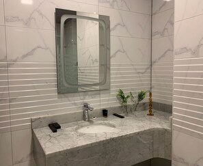 Camera Deluxe | Bagno | Set di cortesia gratuito, asciugacapelli, accappatoio, pantofole