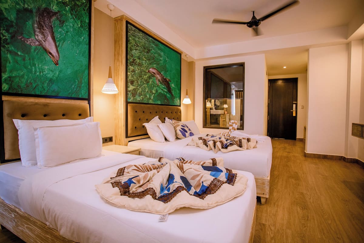 Quarto triplo superior | Roupas de cama premium, edredons de pluma, camas com colchões pillow-top