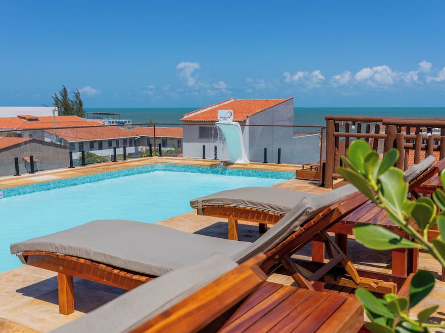 Utomhuspool, öppet 09.00 till 21.00, parasoller och solstolar