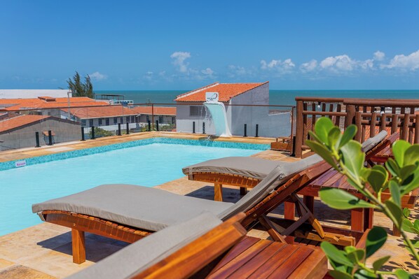 Outdoor pool, open 9:00 AM to 9:00 PM, pool umbrellas, sun loungers - Pousada Rota do Kite Preá (Cruz)