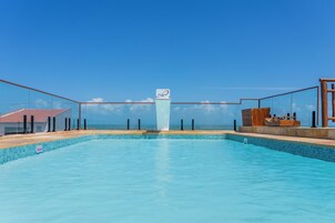 Piscina externa, funciona das 9h às 21h, guarda-sóis, espreguiçadeiras