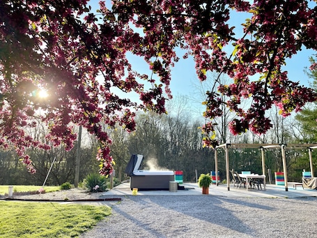施設の敷地. Weekend getaway with Hot Tub, pet friendly. 30 mins from Columbus.