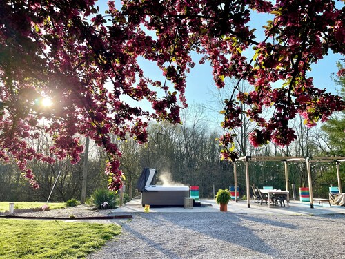 Weekend getaway with Hot Tub, pet friendly. 30 mins from Columbus.