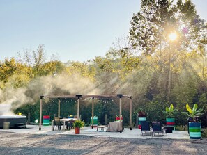 Outdoor dining - Weekend getaway with Hot Tub, pet friendly. 30 mins from Columbus. (Alexandria)