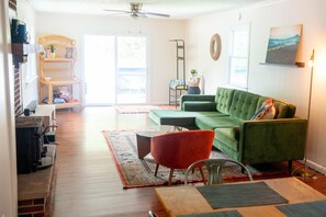 Smart TV, libros, biblioteca musical y estéreo 