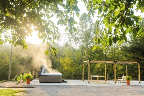 Property grounds - Weekend getaway with Hot Tub, pet friendly. 30 mins from Columbus. (Alexandria)