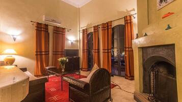 Vila família | Área de estar | TV, lareira, impressoras