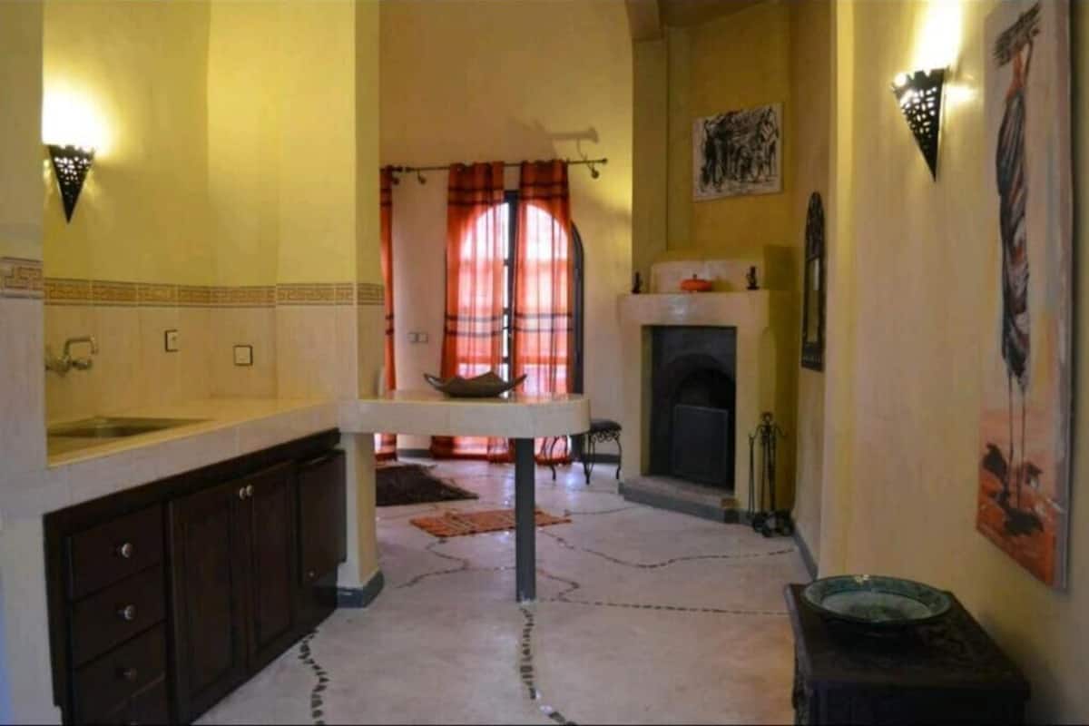 1 habitación y tabla de planchar con plancha