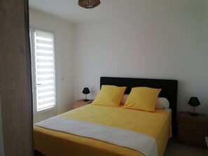 4 bedrooms, iron/ironing board, WiFi, bed sheets