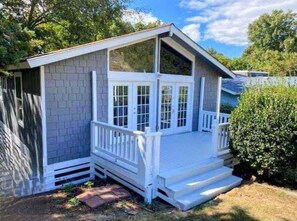 Une petite maison de plain-pied, dotée d’un porche à l’avant, d’un hall d’entrée couvert et d’une façade en briques.