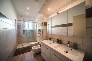 Douche, séchoir à cheveux, bidet, serviettes fournies