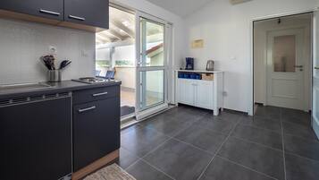 Apartment, 3 Schlafzimmer | Eigene Küche | Kühlschrank, Mikrowelle, Herdplatte, Wasserkocher mit Kaffee-/Teezubehör