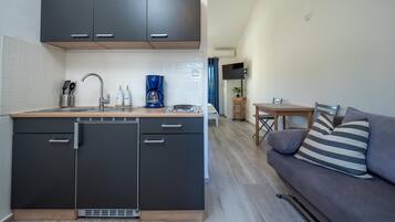 Studio | Eigene Küche | Kühlschrank, Mikrowelle, Herdplatte, Wasserkocher mit Kaffee-/Teezubehör