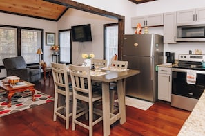 Fridge, microwave, oven, stovetop - Mountain Memories Cabin (Stanton)