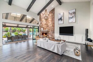 TV, fireplace