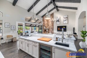 ثلاجة، ميكروويف، فرن، موقد طهي مسطح