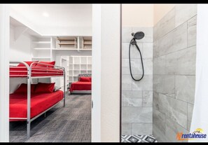 6 bedrooms, iron/ironing board, travel cot, free WiFi - 3Million Waterslide Paradise+Vball+IndoorBball+Golf (Glendale)