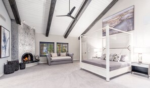 7 dormitorios, escritorio, tabla de planchar con plancha y cuna de viaje