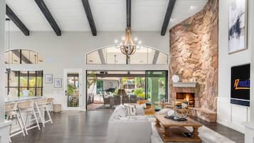 Smart TV, chimenea, tenis de mesa y estéreo