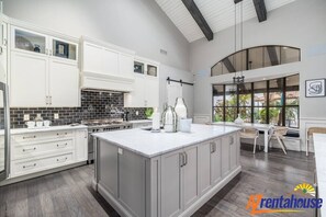 Fridge, microwave, oven, stovetop - 3Million Waterslide Paradise+Vball+IndoorBball+Golf (Glendale)
