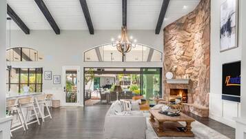 Smart TV, caminetto, tavolo da ping pong, impianto stereo