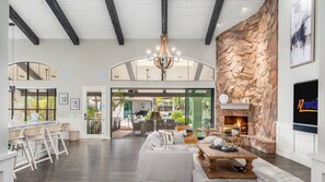 تلفزيون ذكي، مدفأة، تنس طاولة، ستيريو