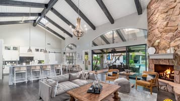 TV connectée, cheminée, table de tennis de table, chaîne hi-fi