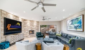 Una Smart TV, una chimenea, una mesa de tenis de mesa