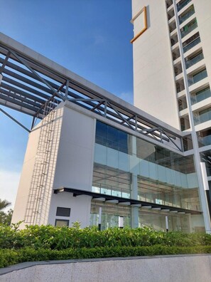 Front of property - Luxhome Anland Lakeview &Aeon Mall Park (Hanoi)