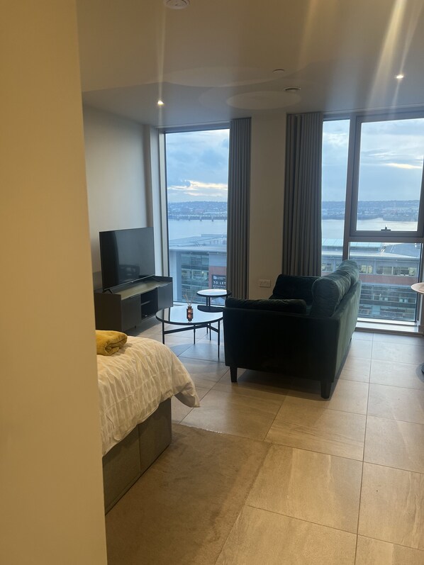 Apartment, 1 Queen Bed | 1 bedroom, free WiFi, bed sheets - Beautiful Apartment With Excellent Water View (Liverpool)