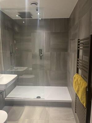 Apartamento, 1 cama de matrimonio | Baño | Ducha y toallas