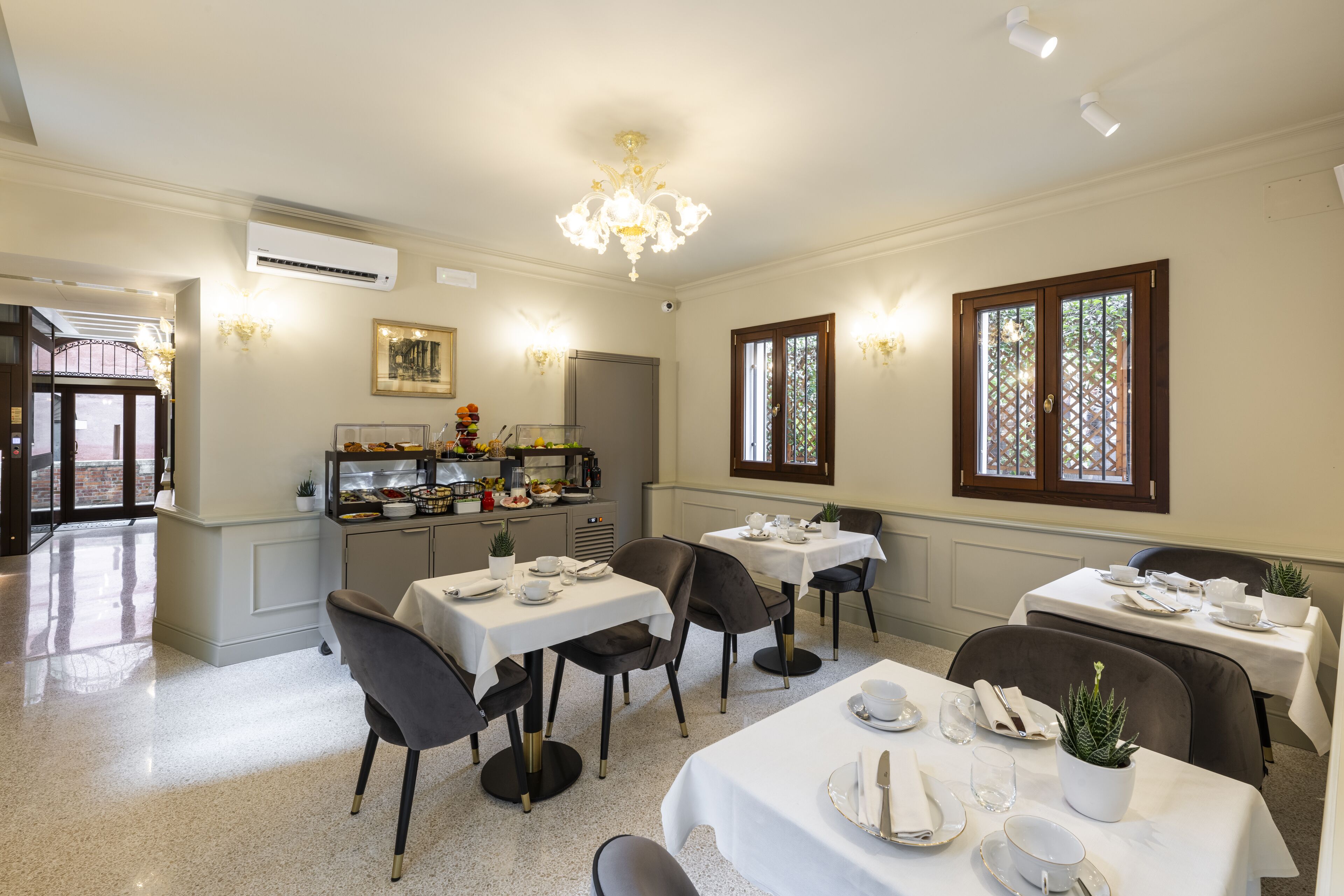 Petit déjeuner buffet servi tous les jours en supplément
