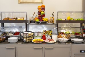 Tägliches Frühstücksbuffet (18 EUR pro Person)