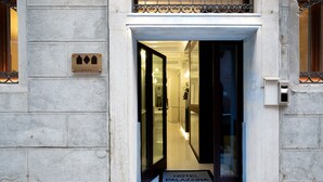 A hotel entrance with a sign reading "HOTEL PALAZZINA SARDI". - Hotel Palazzina Sardi (Venice)