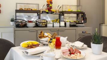 อาหารเช้าแบบบุฟเฟ่ต์ทุกวัน (EUR 18 ต่อคน)