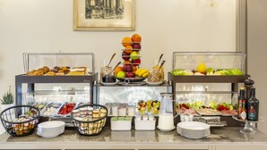 A buffet with various food items, including fruits, vegetables, and prepared dishes. - Hotel Palazzina Sardi (Venice)