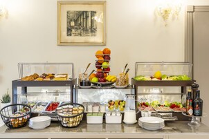 Colazione a buffet, servita tutte le mattine (18 EUR a persona) 