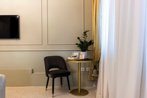 Quarto casal clássico | Roupas de cama premium, edredons de pluma, frigobar, cofres nos quartos